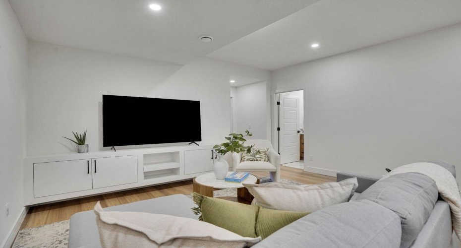 2012 35 Street, Calgary, Alberta T3E 2X6, 6 Bedrooms Bedrooms, ,6 BathroomsBathrooms,Residential,For Sale,35,A2304128