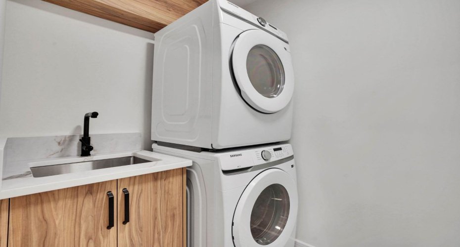 2012 35 Street, Calgary, Alberta T3E 2X6, 6 Bedrooms Bedrooms, ,6 BathroomsBathrooms,Residential,For Sale,35,A2304128