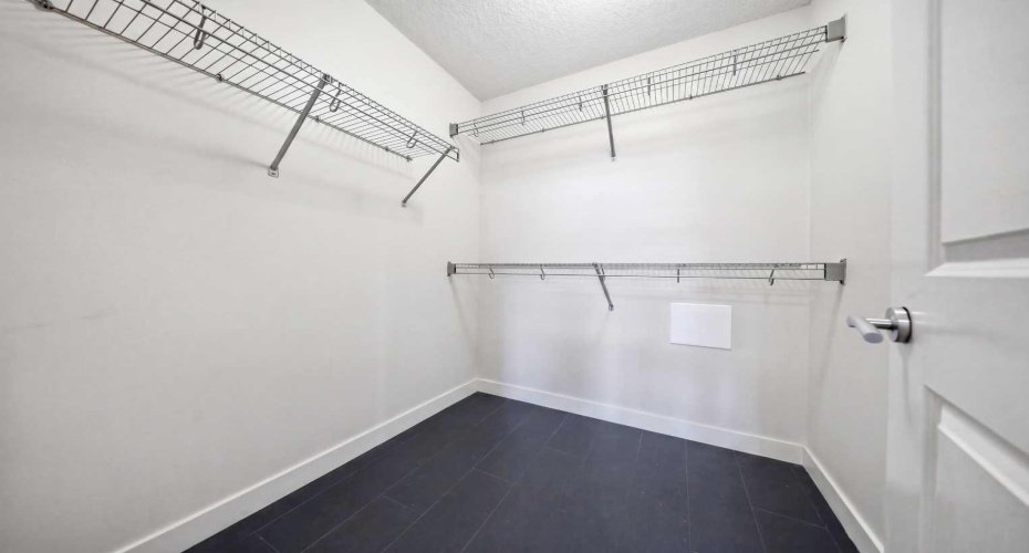 2727 28 Avenue, Calgary, Alberta T2B 0L4, 1 Bedroom Bedrooms, ,1 BathroomBathrooms,Residential,For Sale,28,A2304199