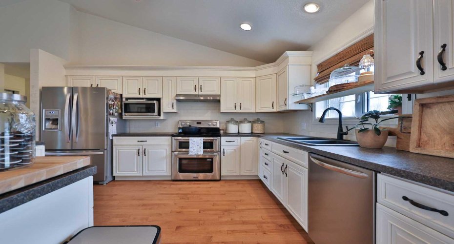 234 1A Street, Magrath, Alberta T0K 1J0, 5 Bedrooms Bedrooms, ,3 BathroomsBathrooms,Residential,For Sale,1A,A2304242