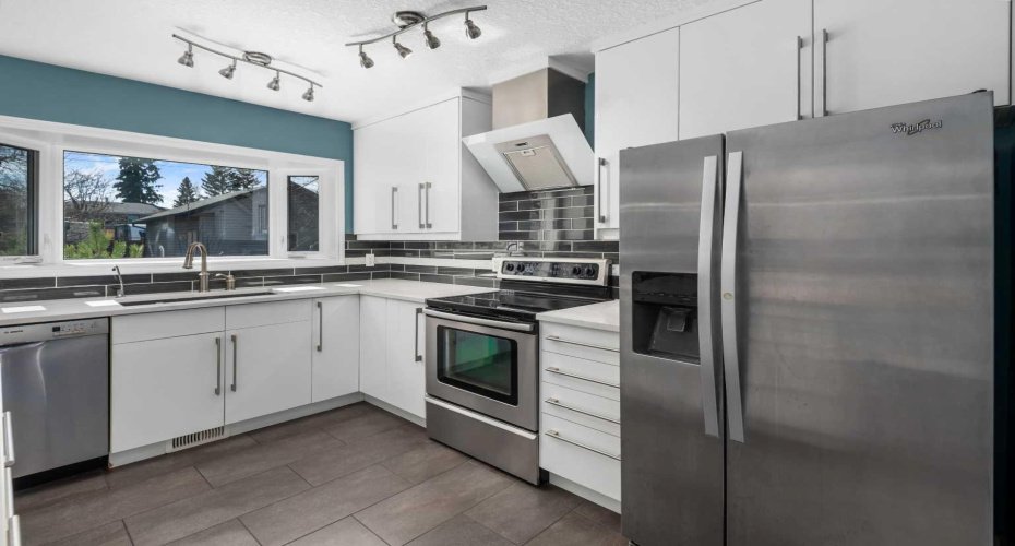 Incredible newer kitchen.