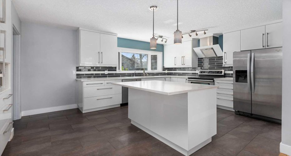 Handy island with breakfast bar.