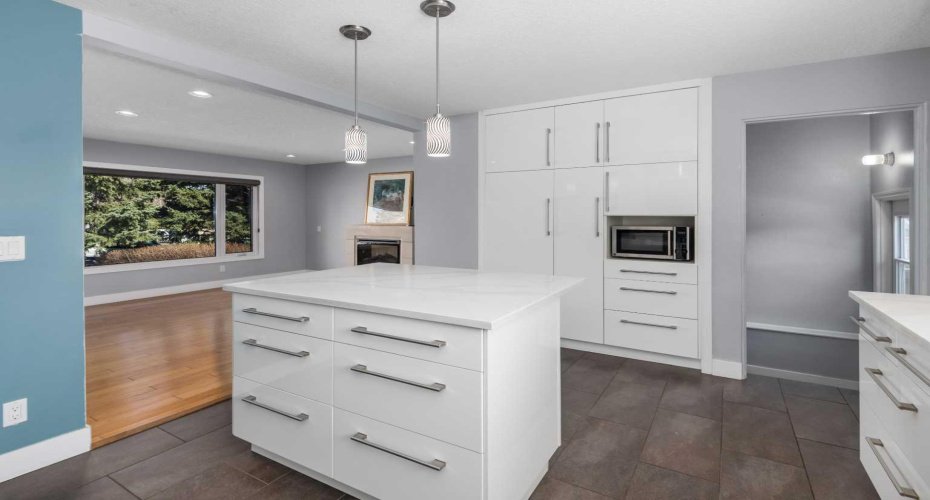 Loads of cabinets and drawers.