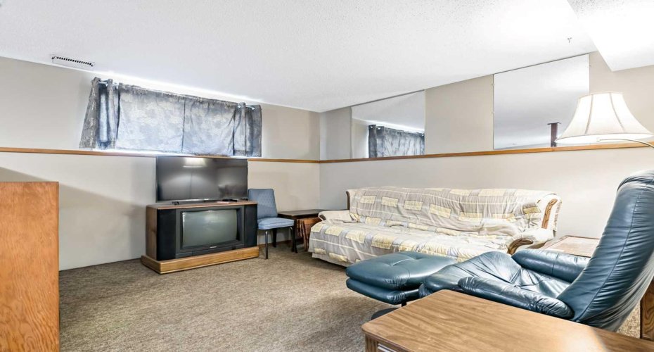 323 Woodvale Crescent, Calgary, Alberta T2W 3L3, 4 Bedrooms Bedrooms, ,2 BathroomsBathrooms,Residential,For Sale,Woodvale,A2304263