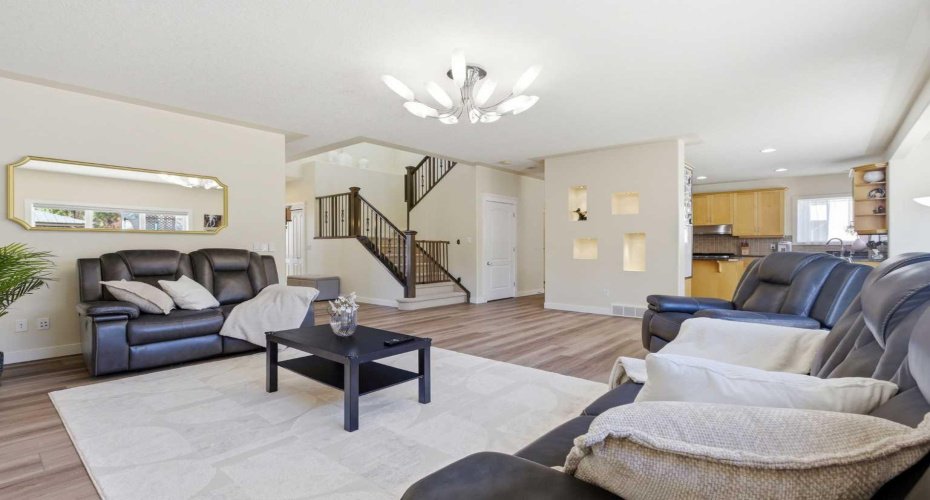 18 Royal Crest Way, Calgary, Alberta T3G 4M8, 4 Bedrooms Bedrooms, ,4 BathroomsBathrooms,Residential,For Sale,Royal Crest,A2304459