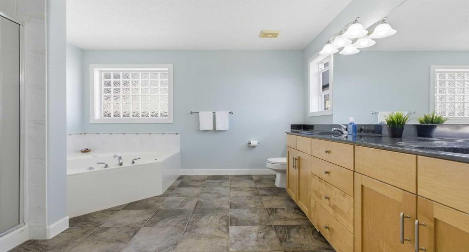18 Royal Crest Way, Calgary, Alberta T3G 4M8, 4 Bedrooms Bedrooms, ,4 BathroomsBathrooms,Residential,For Sale,Royal Crest,A2304459