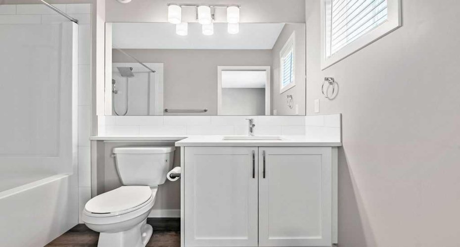 Second Bedroom Ensuite with Tub