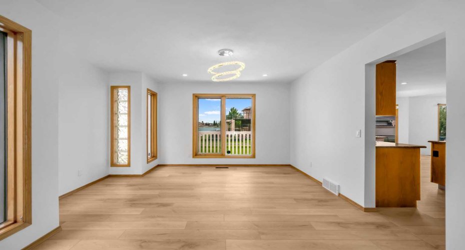208 Coral Shores Bay, Calgary, Alberta T3J 3J6, 4 Bedrooms Bedrooms, ,3 BathroomsBathrooms,Residential,For Sale,Coral Shores,A2304671