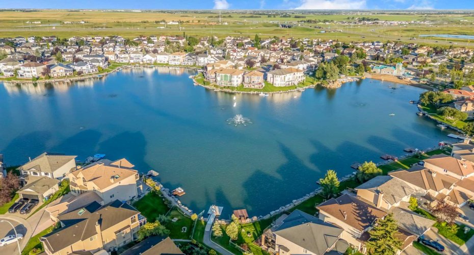 208 Coral Shores Bay, Calgary, Alberta T3J 3J6, 4 Bedrooms Bedrooms, ,3 BathroomsBathrooms,Residential,For Sale,Coral Shores,A2304671