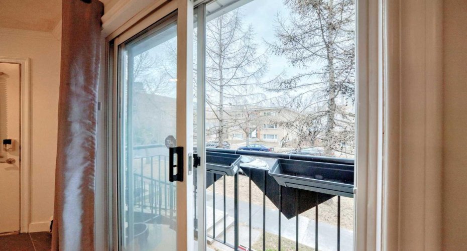 1215 15 Avenue, Calgary, Alberta T3C 0X5, 2 Bedrooms Bedrooms, ,2 BathroomsBathrooms,Residential,For Sale,15,A2304688