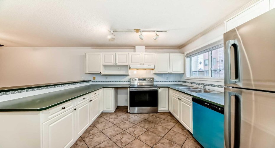 1215 15 Avenue, Calgary, Alberta T3C 0X5, 2 Bedrooms Bedrooms, ,2 BathroomsBathrooms,Residential,For Sale,15,A2304688