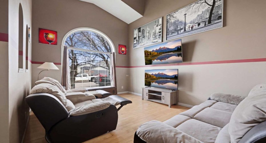 Living room/Main floor