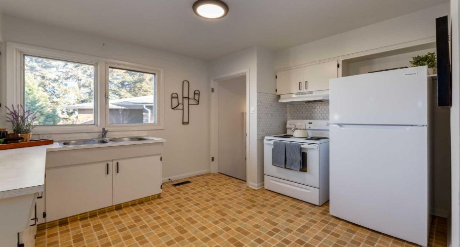 126 Winston Drive, Calgary, Alberta T3C 2P9, 2 Bedrooms Bedrooms, ,1 BathroomBathrooms,Residential,For Sale,Winston,A2304763