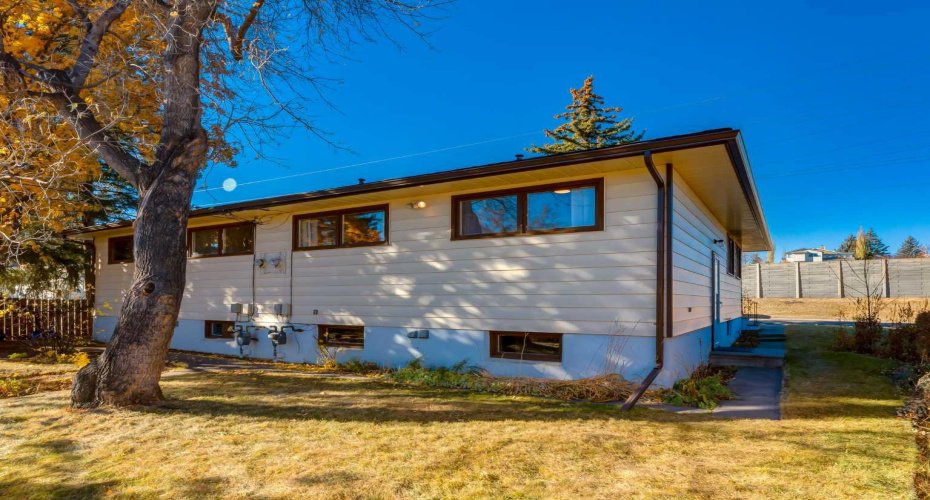126 Winston Drive, Calgary, Alberta T3C 2P9, 2 Bedrooms Bedrooms, ,1 BathroomBathrooms,Residential,For Sale,Winston,A2304763