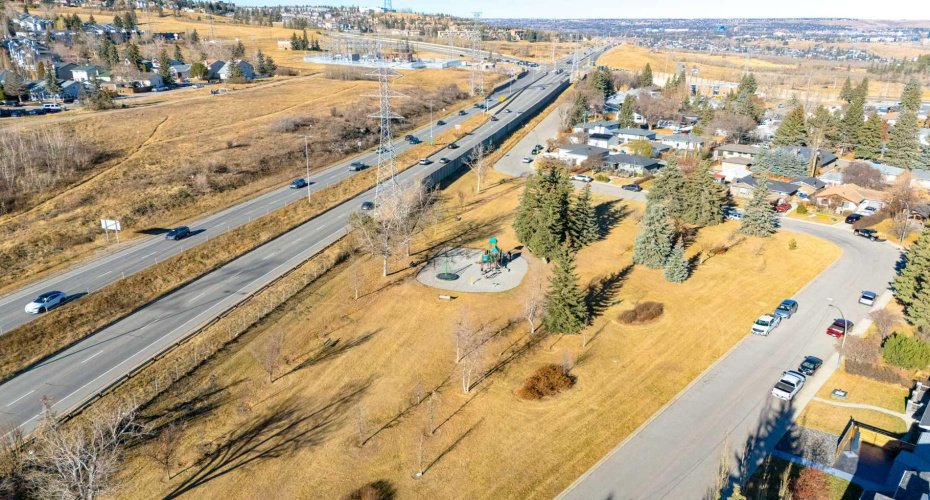 126 Winston Drive, Calgary, Alberta T3C 2P9, 2 Bedrooms Bedrooms, ,1 BathroomBathrooms,Residential,For Sale,Winston,A2304763