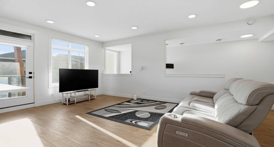 10060 46 Street, Calgary, Alberta T3J2H8, 3 Bedrooms Bedrooms, ,3 BathroomsBathrooms,Residential,For Sale,46,A2302501