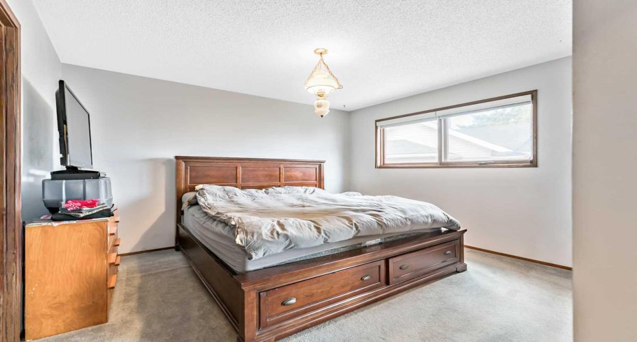 34 Crescent Road, Okotoks, Alberta T1S 1G4, 3 Bedrooms Bedrooms, ,2 BathroomsBathrooms,Residential,For Sale,Crescent,A2304602