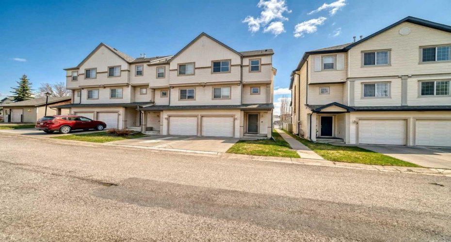 17 Copperfield Court, Calgary, Alberta T2Z 4Z3, 2 Bedrooms Bedrooms, ,3 BathroomsBathrooms,Residential,For Sale,Copperfield,A2302063