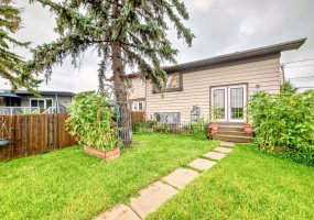 129 Dovertree Place, Calgary, Alberta T2B 2K3, 3 Bedrooms Bedrooms, ,2 BathroomsBathrooms,Residential,For Sale,Dovertree,A2304812