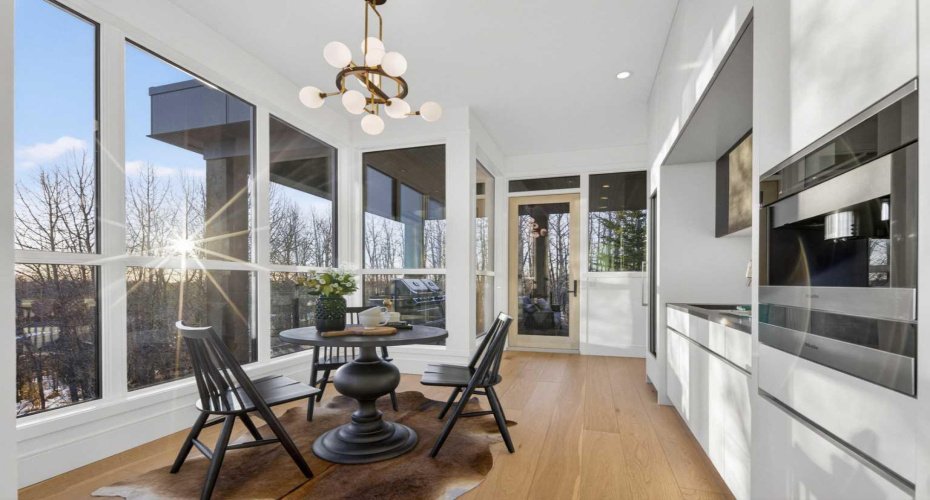 Breakfast nook behind the kitchen, in the ideal location to soak in stunning sunrises with a coffee.