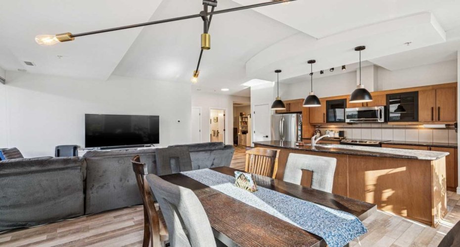 817 15 Avenue, Calgary, Alberta T2R0H8, 2 Bedrooms Bedrooms, ,2 BathroomsBathrooms,Residential,For Sale,15,A2305510