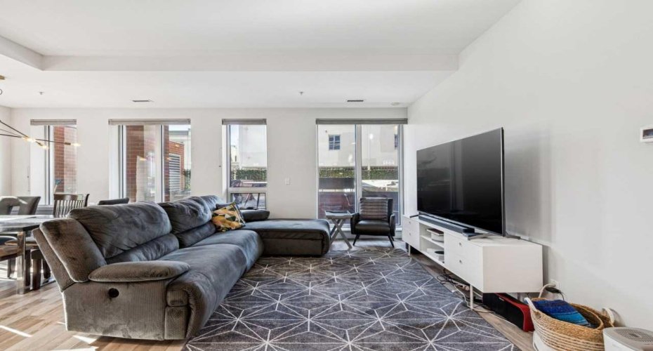 817 15 Avenue, Calgary, Alberta T2R0H8, 2 Bedrooms Bedrooms, ,2 BathroomsBathrooms,Residential,For Sale,15,A2305510