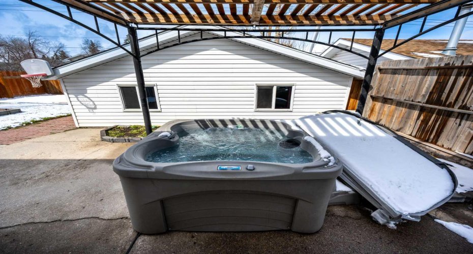 640 Rundleridge Drive, Calgary, Alberta T1Y2K9, 3 Bedrooms Bedrooms, ,3 BathroomsBathrooms,Residential,For Sale,Rundleridge,A2305752