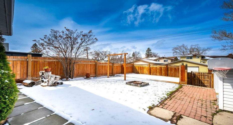 640 Rundleridge Drive, Calgary, Alberta T1Y2K9, 3 Bedrooms Bedrooms, ,3 BathroomsBathrooms,Residential,For Sale,Rundleridge,A2305752