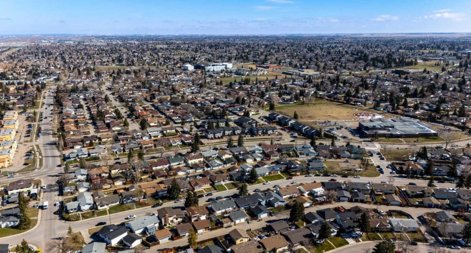 640 Rundleridge Drive, Calgary, Alberta T1Y2K9, 3 Bedrooms Bedrooms, ,3 BathroomsBathrooms,Residential,For Sale,Rundleridge,A2305752