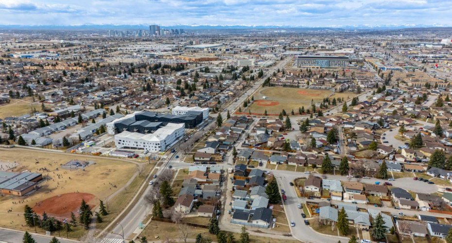 640 Rundleridge Drive, Calgary, Alberta T1Y2K9, 3 Bedrooms Bedrooms, ,3 BathroomsBathrooms,Residential,For Sale,Rundleridge,A2305752
