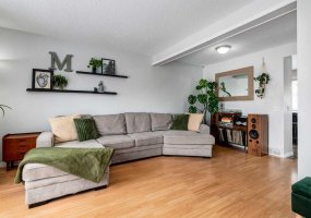 955 Erin Woods Drive, Calgary, Alberta T2B 2W4, 3 Bedrooms Bedrooms, ,1 BathroomBathrooms,Residential,For Sale,Erin Woods,A2305989