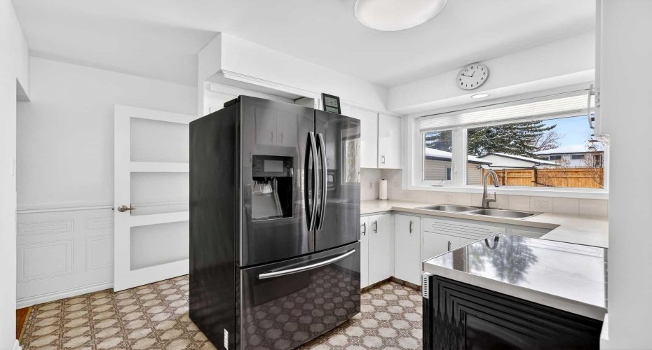 33 Warwick Drive, Calgary, Alberta T3C 2R5, 6 Bedrooms Bedrooms, ,3 BathroomsBathrooms,Residential,For Sale,Warwick,A2297421