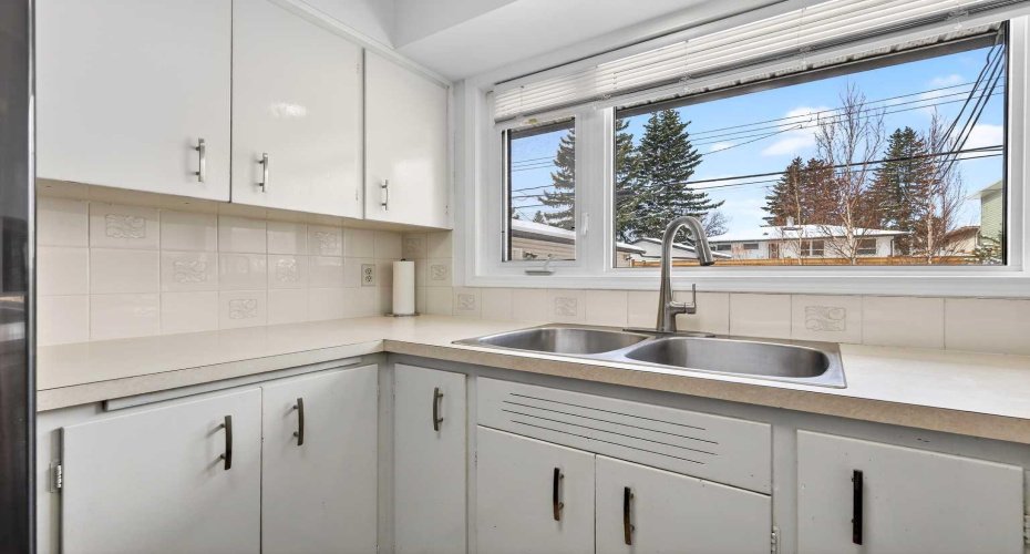 33 Warwick Drive, Calgary, Alberta T3C 2R5, 6 Bedrooms Bedrooms, ,3 BathroomsBathrooms,Residential,For Sale,Warwick,A2297421