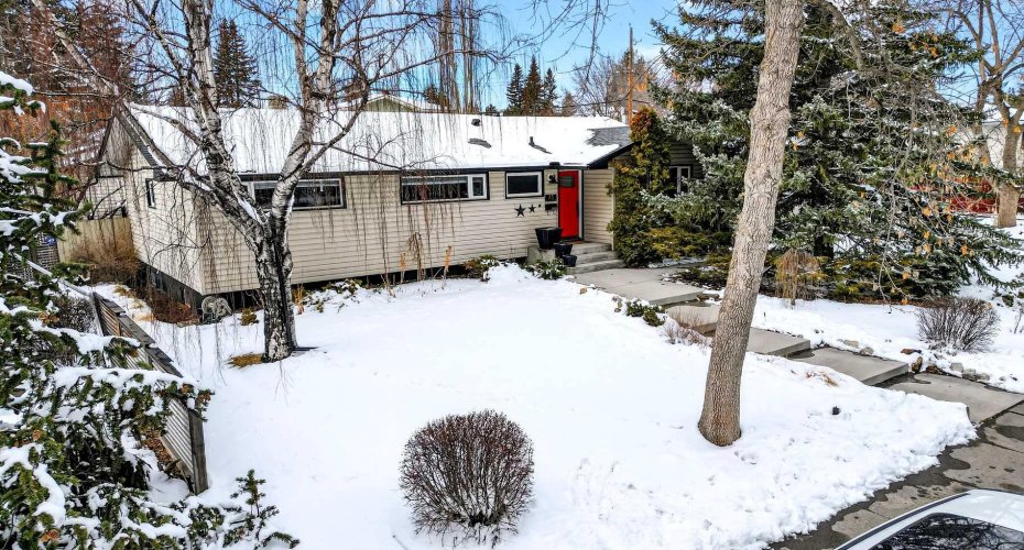 33 Warwick Drive, Calgary, Alberta T3C 2R5, 6 Bedrooms Bedrooms, ,3 BathroomsBathrooms,Residential,For Sale,Warwick,A2297421