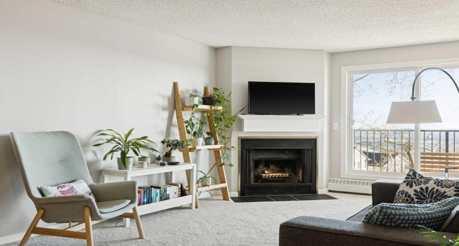 Living room with patio doors to the balcony.
