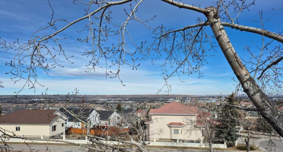 Top floor unit with great views on the hill of Patterson.