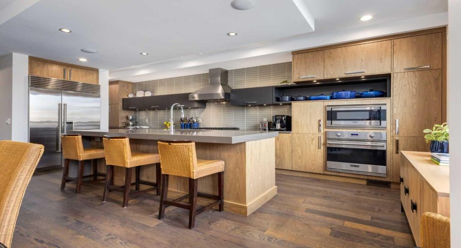 Oversized island great for entertaining
