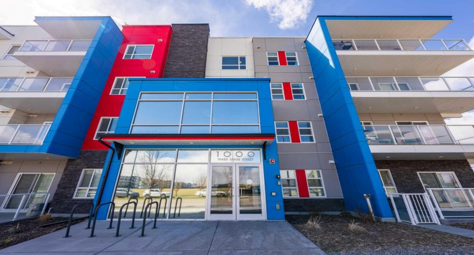 19489 Main Street, Calgary, Alberta T3M 3J3, 2 Bedrooms Bedrooms, ,2 BathroomsBathrooms,Residential,For Sale,Main,A2305034