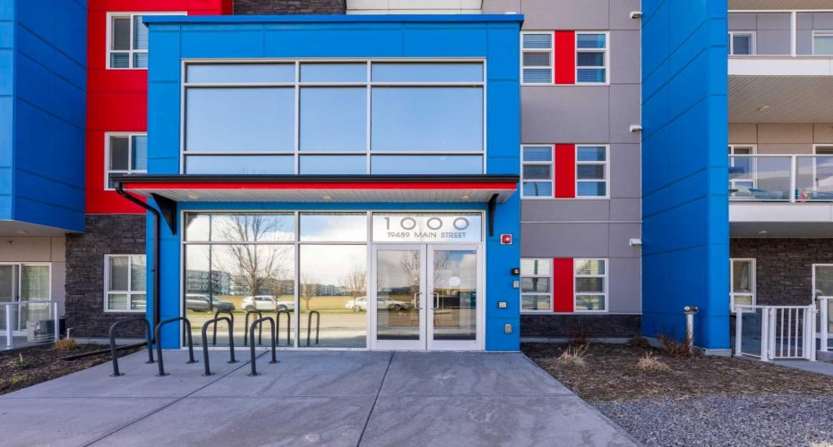 19489 Main Street, Calgary, Alberta T3M 3J3, 2 Bedrooms Bedrooms, ,2 BathroomsBathrooms,Residential,For Sale,Main,A2305034
