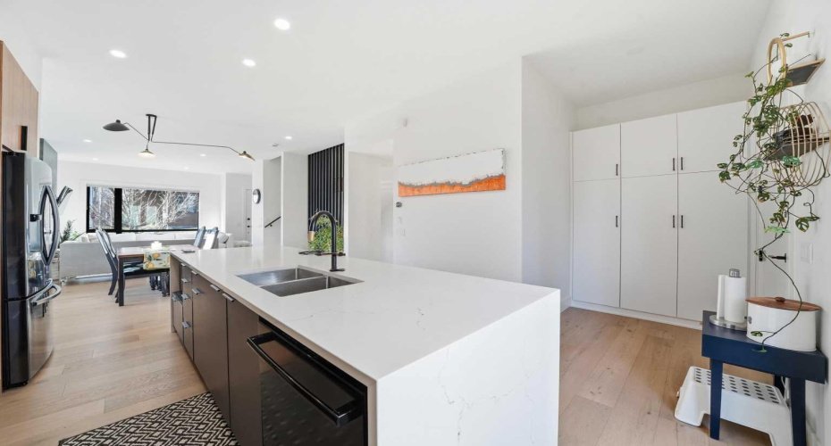 1502 37 Avenue, Calgary, Alberta T2T 3W2, 3 Bedrooms Bedrooms, ,4 BathroomsBathrooms,Residential,For Sale,37,A2305215