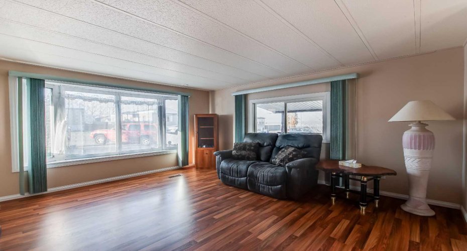 4000 13 Avenue, Medicine Hat, Alberta T1B 1J3, 3 Bedrooms Bedrooms, ,1 BathroomBathrooms,Mobile,For Sale,13,A2305394