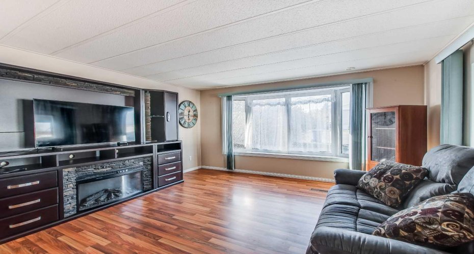 4000 13 Avenue, Medicine Hat, Alberta T1B 1J3, 3 Bedrooms Bedrooms, ,1 BathroomBathrooms,Mobile,For Sale,13,A2305394
