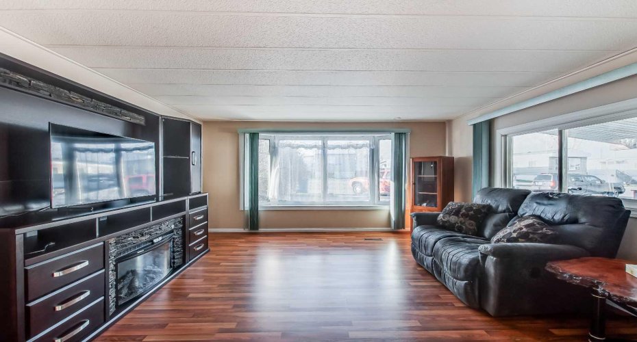4000 13 Avenue, Medicine Hat, Alberta T1B 1J3, 3 Bedrooms Bedrooms, ,1 BathroomBathrooms,Mobile,For Sale,13,A2305394