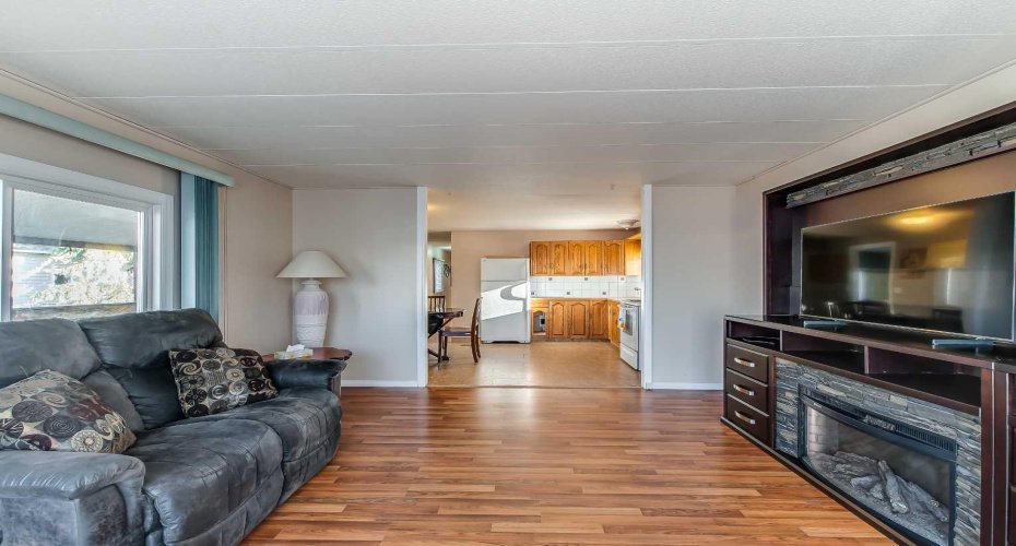 4000 13 Avenue, Medicine Hat, Alberta T1B 1J3, 3 Bedrooms Bedrooms, ,1 BathroomBathrooms,Mobile,For Sale,13,A2305394