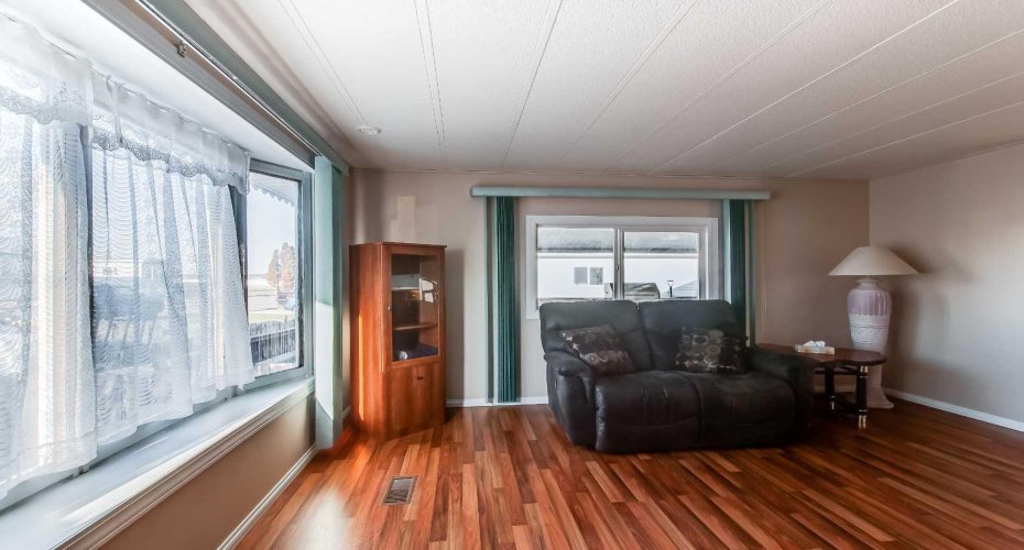 4000 13 Avenue, Medicine Hat, Alberta T1B 1J3, 3 Bedrooms Bedrooms, ,1 BathroomBathrooms,Mobile,For Sale,13,A2305394