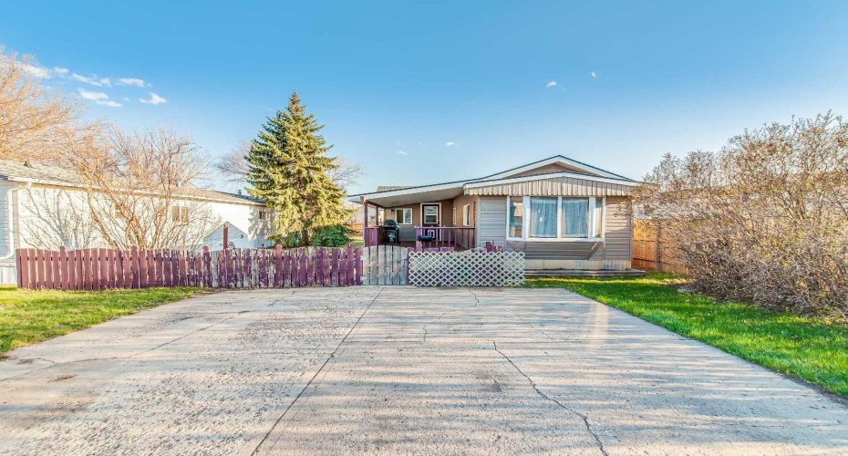 4000 13 Avenue, Medicine Hat, Alberta T1B 1J3, 3 Bedrooms Bedrooms, ,1 BathroomBathrooms,Mobile,For Sale,13,A2305394