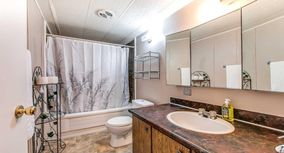 4000 13 Avenue, Medicine Hat, Alberta T1B 1J3, 3 Bedrooms Bedrooms, ,1 BathroomBathrooms,Mobile,For Sale,13,A2305394