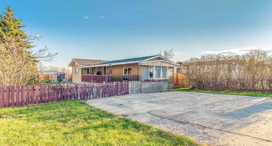 4000 13 Avenue, Medicine Hat, Alberta T1B 1J3, 3 Bedrooms Bedrooms, ,1 BathroomBathrooms,Mobile,For Sale,13,A2305394