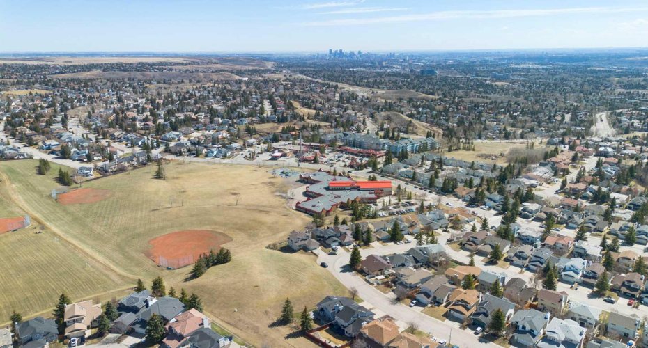 190 Hawkville Close, Calgary, Alberta T3G 3N6, 4 Bedrooms Bedrooms, ,3 BathroomsBathrooms,Residential,For Sale,Hawkville,A2306691