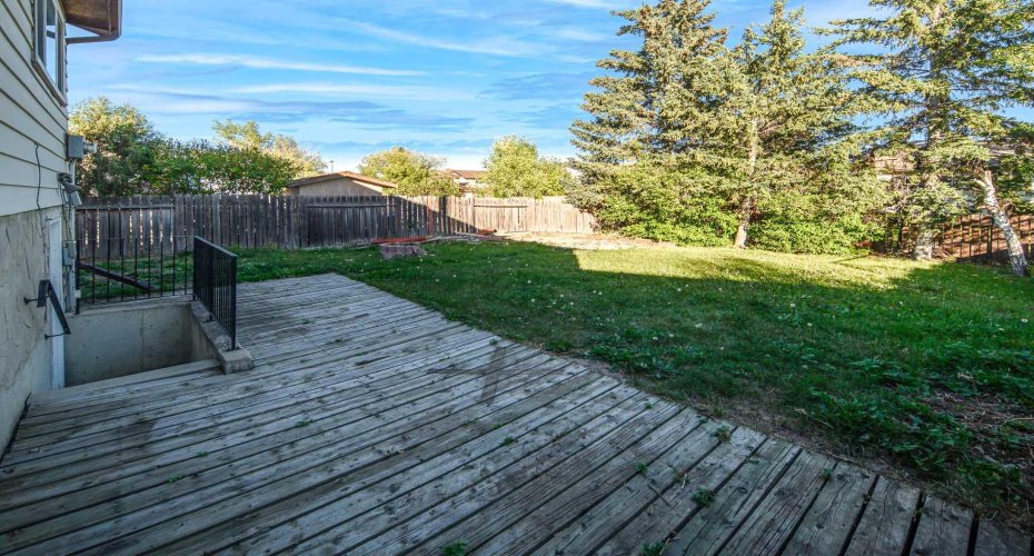 20 Bernard Way, Calgary, Alberta T3K 2B9, 3 Bedrooms Bedrooms, ,2 BathroomsBathrooms,Residential,For Sale,Bernard,A2306705